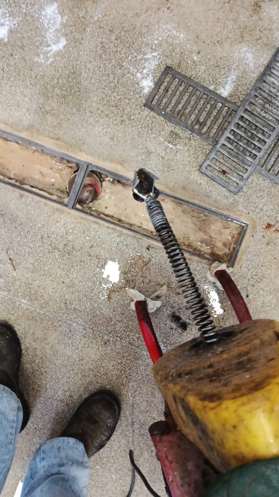 Técnico da Desentupidora Na Hora realizando desentupidora de ralo de chuva
