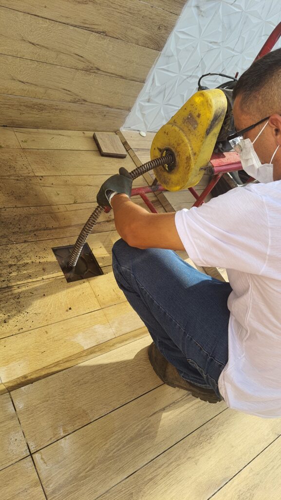 Técnico realizando procedimento para desentupimento.