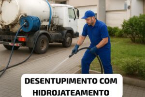 Técnico especializado realizando desentupimento com Hidrojateamento de esgoto, ralo, pia, caixa de gordura, canos de chuva
